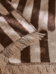 Poodle & Blonde Glaze Brushed Throw - صورة 4 من 7
