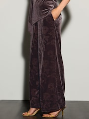 សូកូឡាពណ៌ត្នោត - Wide Leg Floral Embossed Trousers - រូបភាព 3 នៃ 4