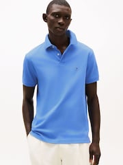 قميص بولو بيكيه تلبيس قياسي من Tommy Hilfiger - Image 1 of 6