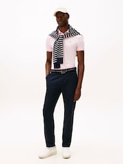 قميص بولو تلبيس قياسي مزيّن بتطريز راية من Tommy Hilfiger - Image 2 of 5