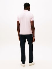 قميص بولو تلبيس قياسي مزيّن بتطريز راية من Tommy Hilfiger - Image 3 of 5