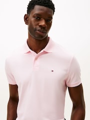 قميص بولو تلبيس قياسي مزيّن بتطريز راية من Tommy Hilfiger - Image 4 of 5