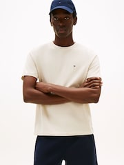 تيشِرت بياقة بحافة مستديرة مطرَّز بشعار علم من Tommy Hilfiger - Image 1 of 6