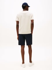 تيشِرت بياقة بحافة مستديرة مطرَّز بشعار علم من Tommy Hilfiger - Image 2 of 6