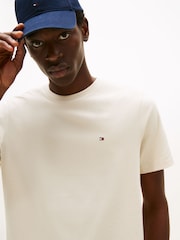 تيشِرت بياقة بحافة مستديرة مطرَّز بشعار علم من Tommy Hilfiger - Image 3 of 6