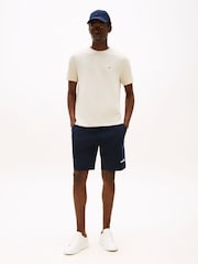 تيشِرت بياقة بحافة مستديرة مطرَّز بشعار علم من Tommy Hilfiger - Image 4 of 6