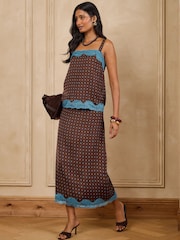 Love & Roses Lace Hem Satin Midi Skirt - תמונה 2 מתוך 4