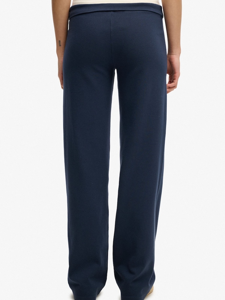 أزرق - بنطلون مخطط مصنوع من الجيرسيه من مجموعة Athletic Essentials من Superdry - صورة 2 من 6 أزرق - بنطلون مخطط مصنوع من الجيرسيه من مجموعة Athletic Essentials من Superdry - صورة 2 من 6