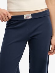 أزرق - بنطلون مخطط مصنوع من الجيرسيه من مجموعة Athletic Essentials من Superdry - صورة 3 من 6