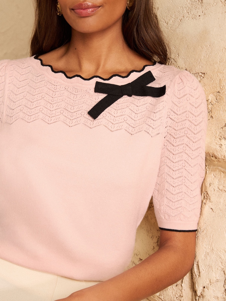 Love & Roses Scalloped Bow Detail Short Sleeve Boat Neck Knitted Top - Bild 2 von 4