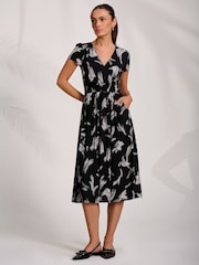 فستان ماكسي متوسط الطول جيرسيه مطبوع بأكمام فوق الكتف من Jolie Moi - Image 1 of 6