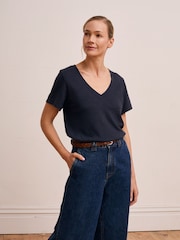 Celtic & Co. צבע כחול חולצת טי מתערובת כותנה-פשתן עם צווארון וי - תמונה 1 מתוך 5