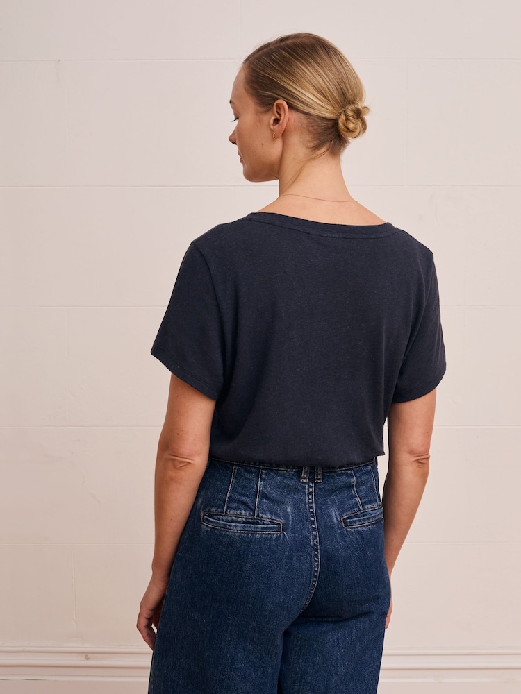 Celtic & Co. צבע כחול חולצת טי מתערובת כותנה-פשתן עם צווארון וי - תמונה 2 מתוך 5