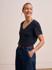 Celtic & Co. צבע כחול חולצת טי מתערובת כותנה-פשתן עם צווארון וי - תמונה 3 מתוך 5