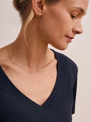 Celtic & Co. צבע כחול חולצת טי מתערובת כותנה-פשתן עם צווארון וי - תמונה 4 מתוך 5