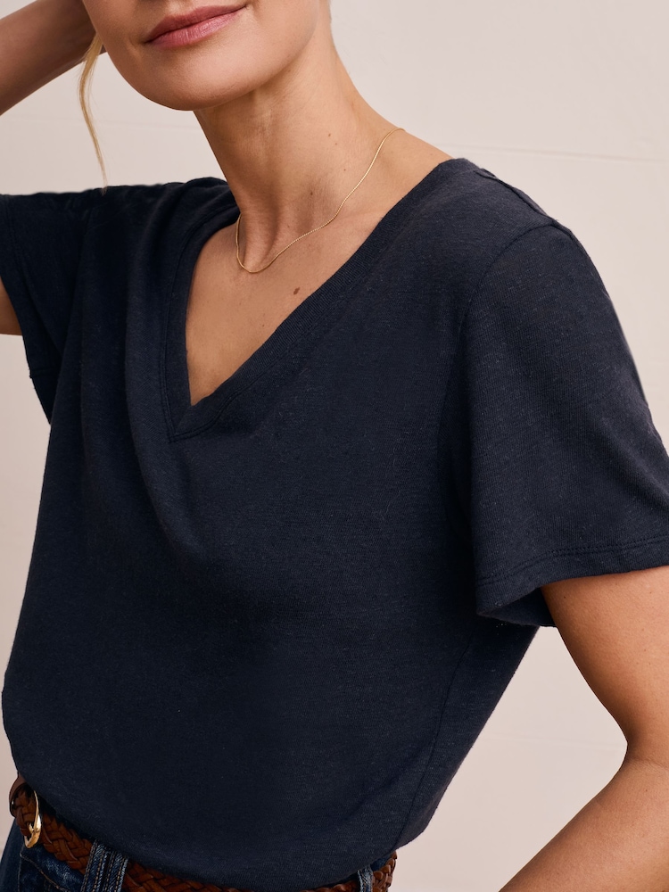 Celtic & Co. צבע כחול חולצת טי מתערובת כותנה-פשתן עם צווארון וי - תמונה 5 מתוך 5