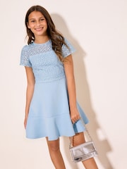 Azul empolvado - Vestido de fiesta con encaje y diseño 2 en 1 de Lipsy (5-16 años) - Imagen 1 de 4