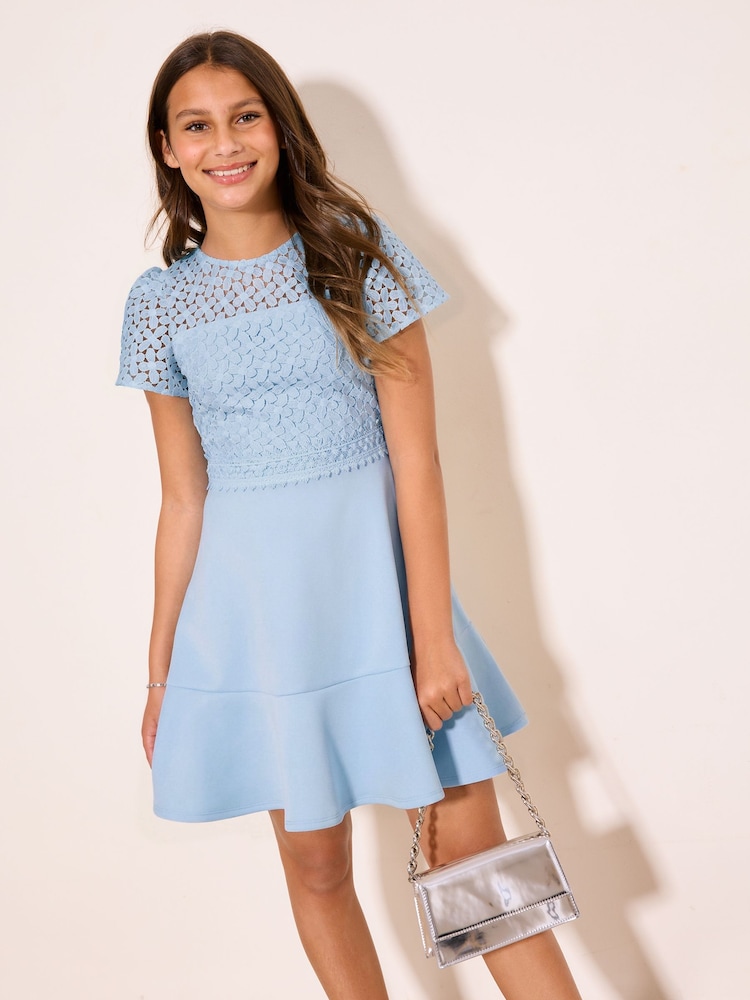 Azul empolvado - Vestido de fiesta con encaje y diseño 2 en 1 de Lipsy (5-16 años) - Imagen 1 de 4 Azul empolvado - Vestido de fiesta con encaje y diseño 2 en 1 de Lipsy (5-16 años) - Imagen 1 de 4