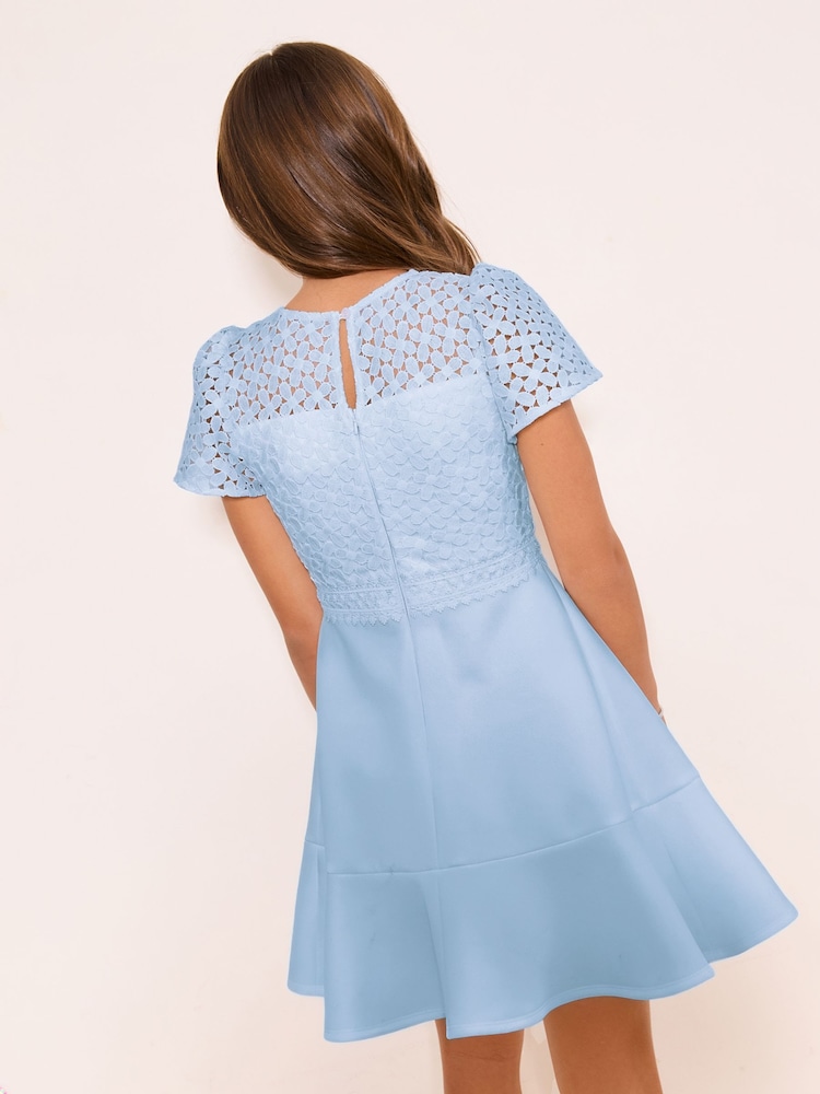 Azul empolvado - Vestido de fiesta con encaje y diseño 2 en 1 de Lipsy (5-16 años) - Imagen 4 de 4 Azul empolvado - Vestido de fiesta con encaje y diseño 2 en 1 de Lipsy (5-16 años) - Imagen 4 de 4
