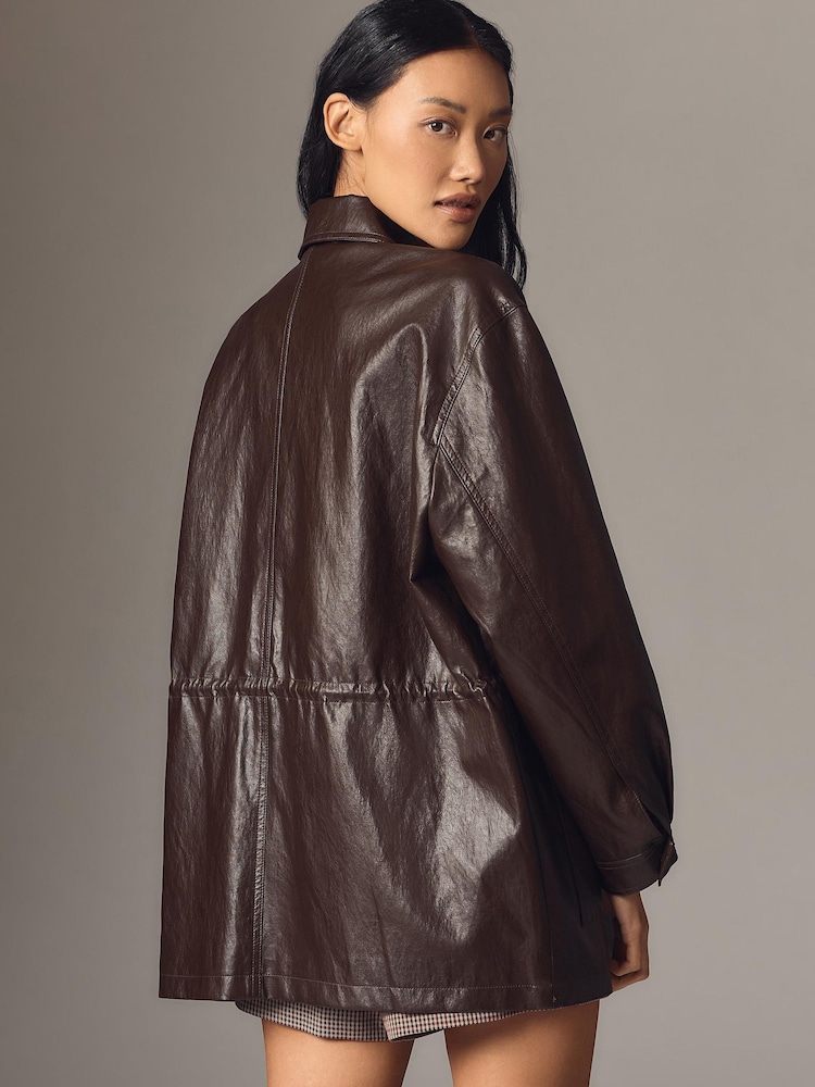 Anthropologie Jacke aus braunem Kunstleder mit Taillenraffung - Bild 2 von 4 Anthropologie Jacke aus braunem Kunstleder mit Taillenraffung - Bild 2 von 4