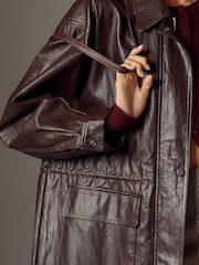 Anthropologie Jacke aus braunem Kunstleder mit Taillenraffung - Bild 4 von 4