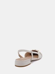 Blanco - Novo Wide Fit Fizz Chain Detail Slingback Flat Shoes - Imagen 4 de 6