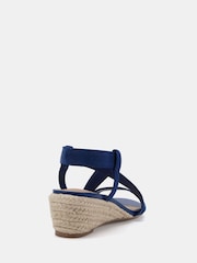 כחול  - Novo Brody Elastic Cross Front Low Wedge Sandals - תמונה 4 מתוך 5