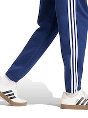 Blå - adidas Essentials 3-Striber fleecetilspidsede joggingbukser med manchetter - Billede 5 af 6