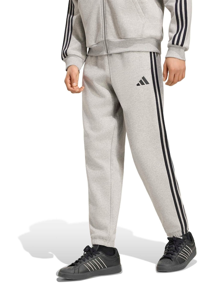 Grå - adidas Essentials 3-Striber fleecetilspidsede joggingbukser med manchetter - Billede 1 af 6