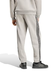 Grå - adidas Essentials 3-Striber fleecetilspidsede joggingbukser med manchetter - Billede 2 af 6
