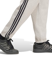 Grå - adidas Essentials 3-Striber fleecetilspidsede joggingbukser med manchetter - Billede 5 af 6