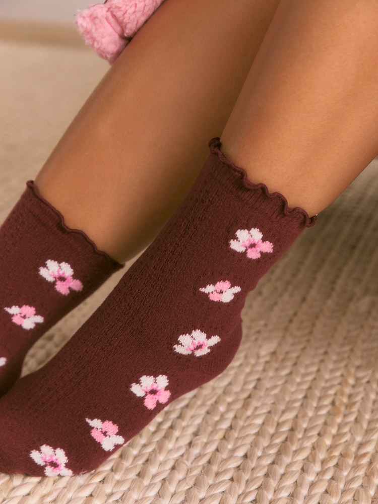 Bath & Body Works Berry Japanese Cherry Blossom Cosy Slipper Socks 2 Pack - Image 2 of 3 Bath & Body Works Berry Japanese Cherry Blossom Cosy Slipper Socks 2 Pack - Image 2 of 3