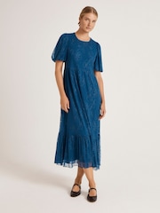 Bleu océan - Finery Yasmine Floral Mesh Tiered Midi Dress - Image 2 sur 4