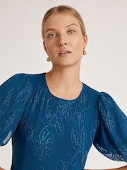 Bleu océan - Finery Yasmine Floral Mesh Tiered Midi Dress - Image 3 sur 4