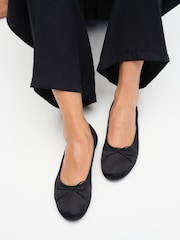 Schwarz - The Set Satin Round Toe Bow Ballet Flats - Bild 1 von 5