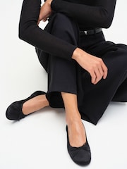 Schwarz - The Set Satin Round Toe Bow Ballet Flats - Bild 2 von 5