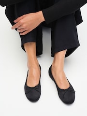 Schwarz - The Set Satin Round Toe Bow Ballet Flats - Bild 3 von 5