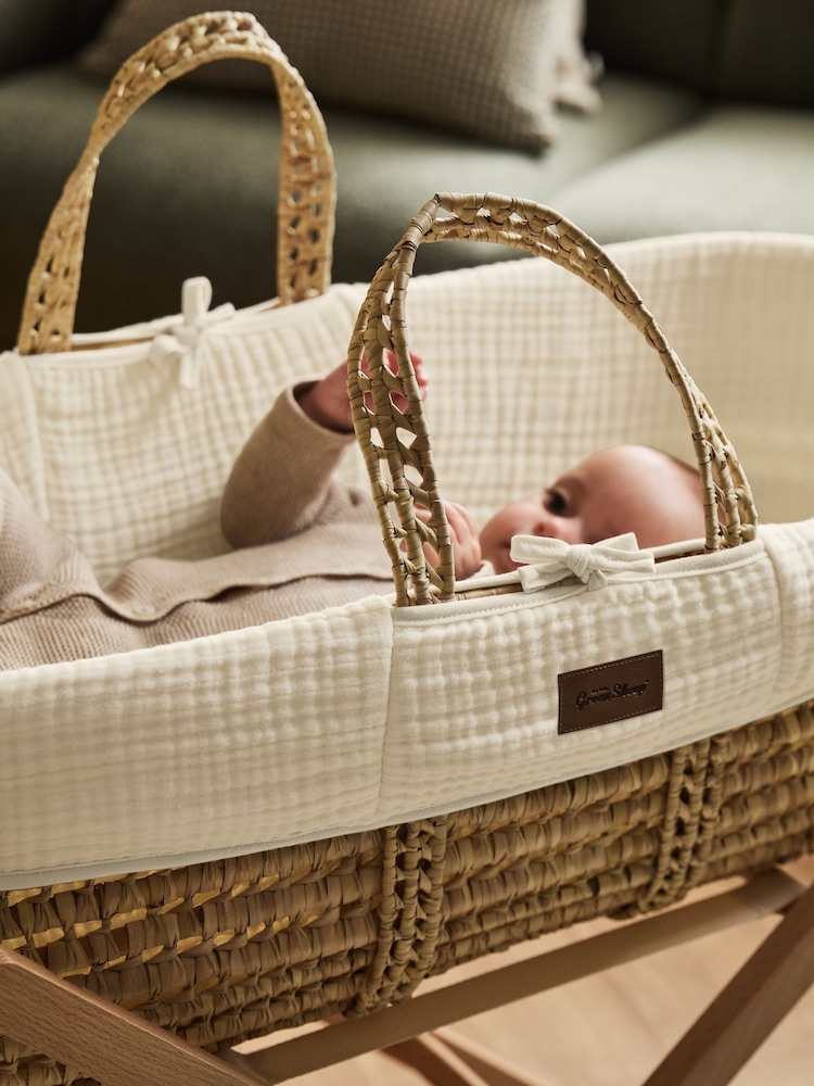 The Little Green Sheep Ecru Muslin Moses Basket & Mattress - Image 2 of 7 The Little Green Sheep Ecru Muslin Moses Basket & Mattress - Image 2 of 7
