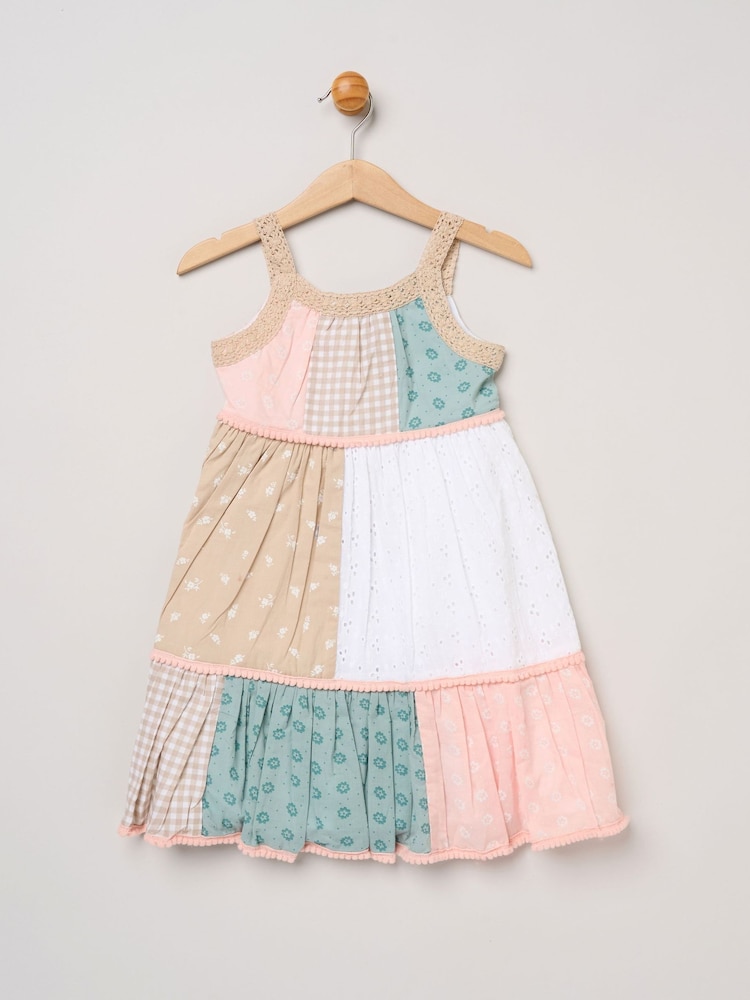 Miss Jurk van patchwork met kanten bandjes en pomponversiering - Afbeelding 1 van 3