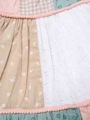 Miss Jurk van patchwork met kanten bandjes en pomponversiering - Afbeelding 3 van 3