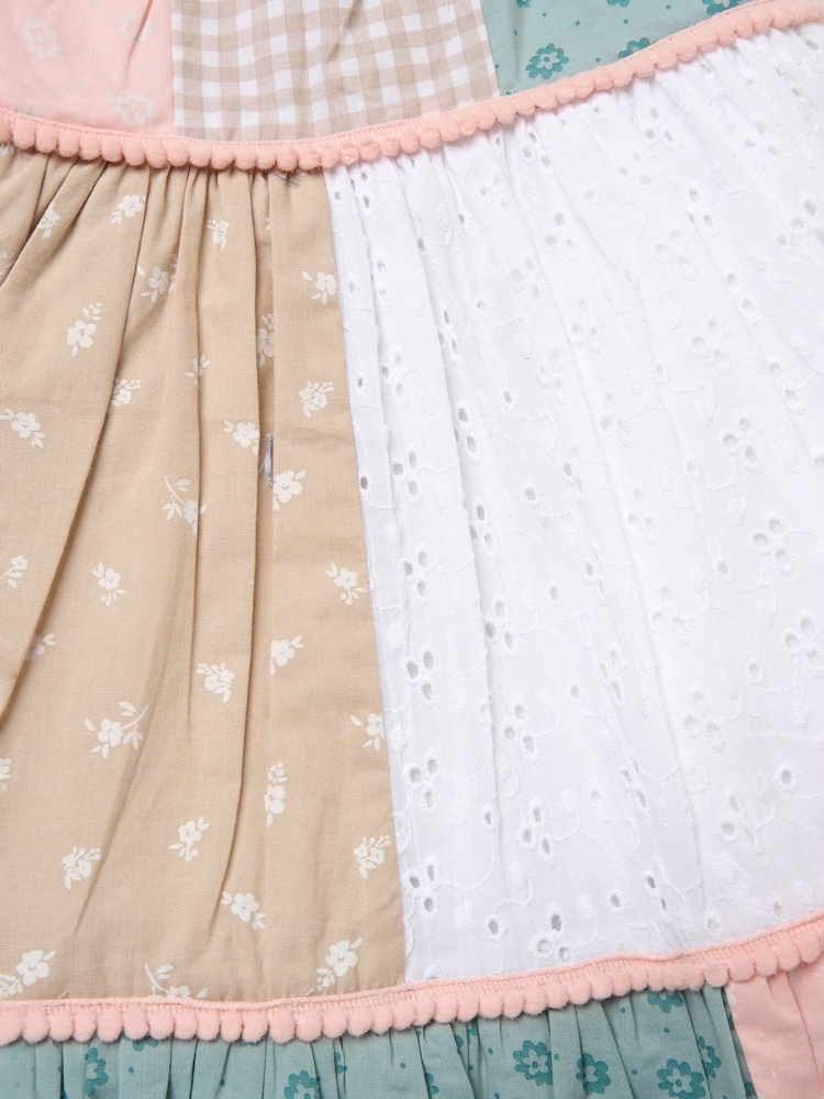 Miss Jurk van patchwork met kanten bandjes en pomponversiering - Afbeelding 3 van 3