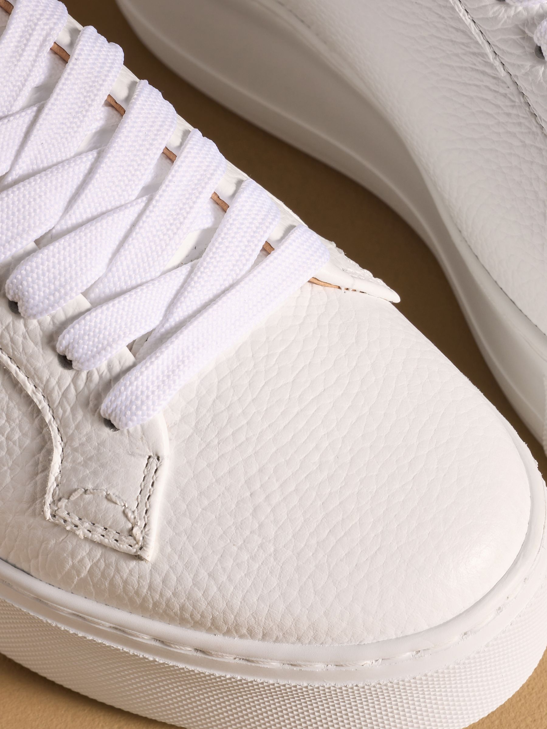 rurumu: lace up emb PT ホワイト Buy Russell & Bromley White Park Cord Flatform Lace-Up Trainers
