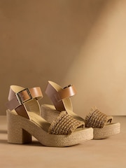 بني فاتح بني - صندل بمقدمة منسوجة Liberate من Russell & Bromley - صورة 1 من 7