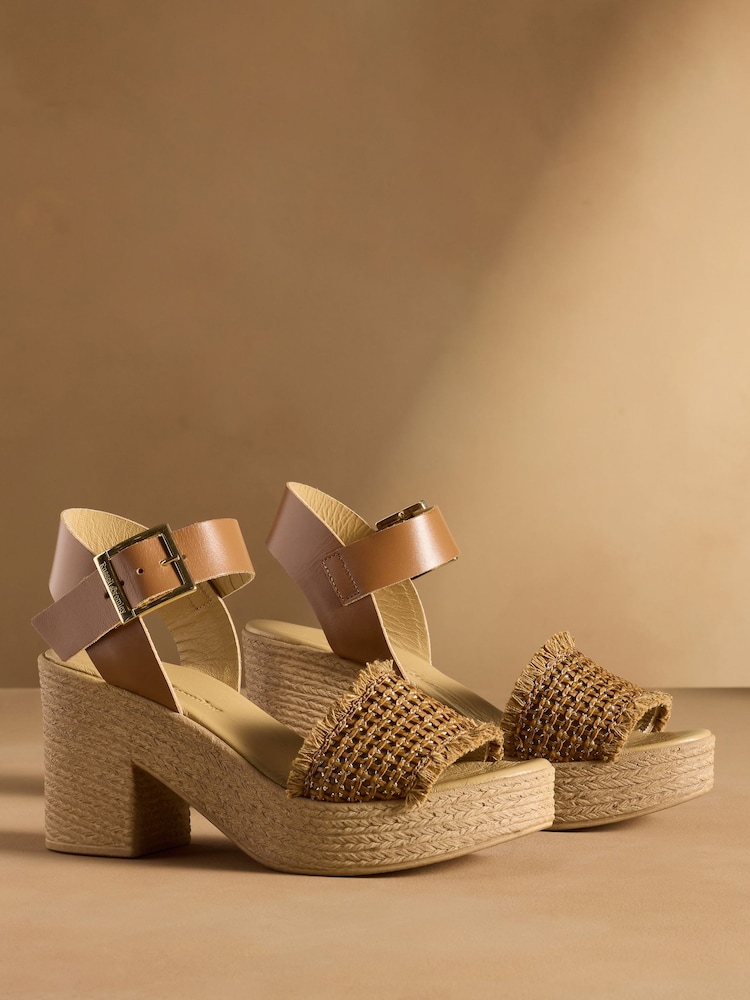 بني فاتح بني - صندل بمقدمة منسوجة Liberate من Russell & Bromley - صورة 1 من 7 بني فاتح بني - صندل بمقدمة منسوجة Liberate من Russell & Bromley - صورة 1 من 7