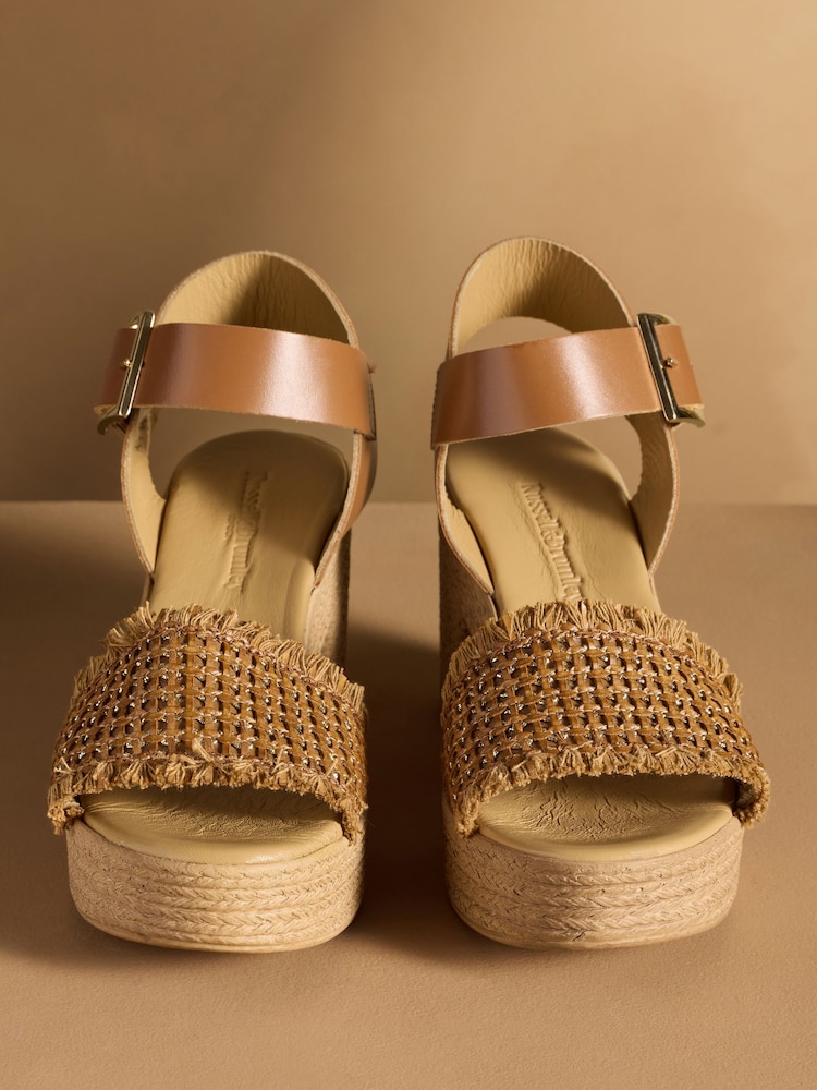 بني فاتح بني - صندل بمقدمة منسوجة Liberate من Russell & Bromley - صورة 2 من 7 بني فاتح بني - صندل بمقدمة منسوجة Liberate من Russell & Bromley - صورة 2 من 7