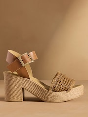 بني فاتح بني - صندل بمقدمة منسوجة Liberate من Russell & Bromley - صورة 3 من 7