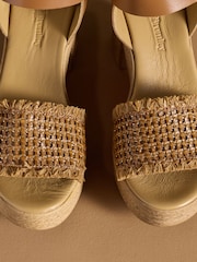 بني فاتح بني - صندل بمقدمة منسوجة Liberate من Russell & Bromley - صورة 5 من 7