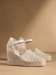 Russell & Bromley Hale Weave Crochet Espadrille Wedge - صورة 2 من 7