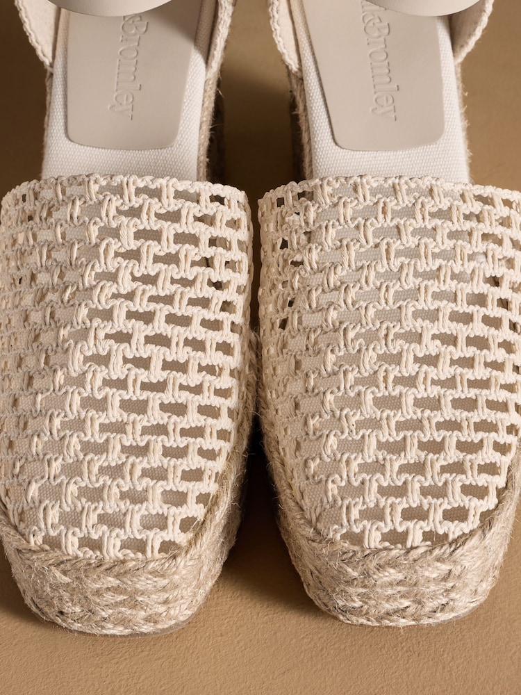 Russell & Bromley Hale Weave Crochet Espadrille Wedge - صورة 7 من 7 Russell & Bromley Hale Weave Crochet Espadrille Wedge - صورة 7 من 7