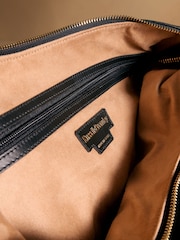 Russell & Bromley Sutton Large Oval Shoulder Bag - 5න් 3 වන රූපය